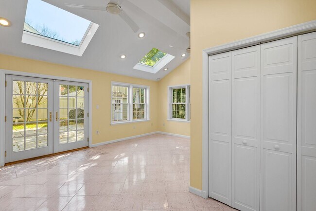 Building Photo - 3 Bed 3 Bath - Kensington Craftsman - Move In Ready