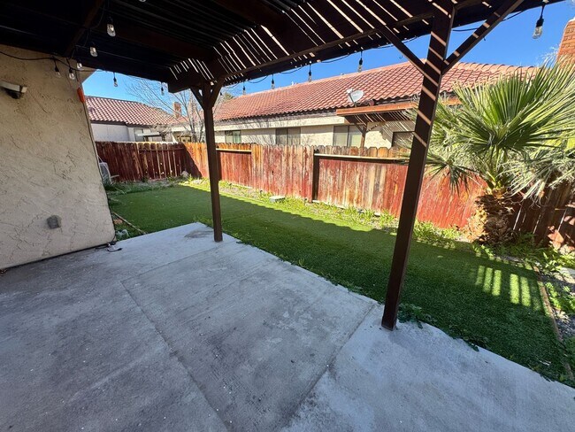 Building Photo - Beautiful 3-bed, 3-bath Home