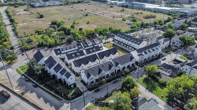 Building Photo - 826 Cage St