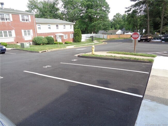 Building Photo - 50 Greenhouse Rd