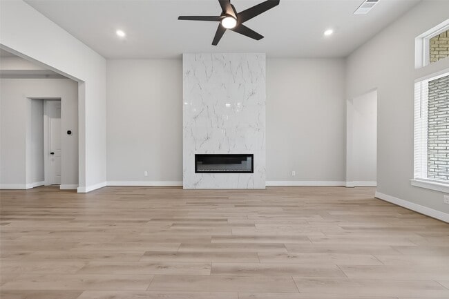 Building Photo - 2022 Serene Spgs Dr