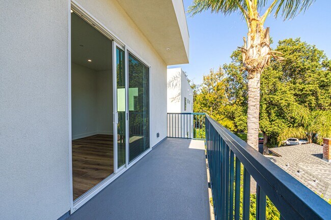 Building Photo - 4445 Auckland Ave