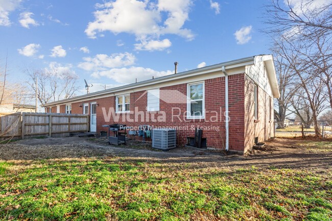 Building Photo - Fully renovated 2 bedroom, 1 bathroom, wit...