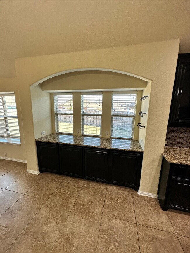 Building Photo - Stunning 3 Bedroom Home in Holland Meadows