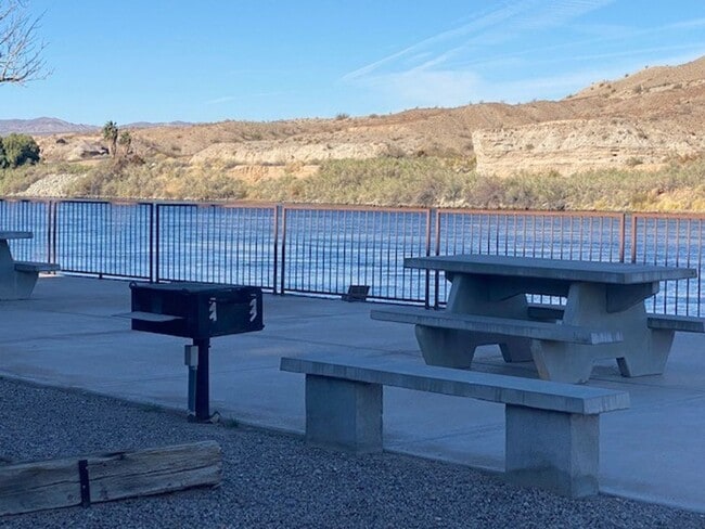 Building Photo - Waterfront 2BR 2B Condo Lower Level, gated with tennis,pool,spa,PRIVATE BEACH/DOCK