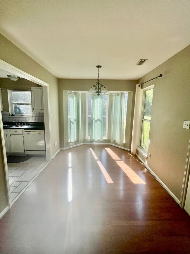 Building Photo - Welcome to this charming 3-bedroom, 2.5-ba...