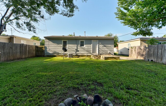 Building Photo - 1227 Iowa St