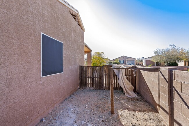 Building Photo - 7060 S Red Maids Dr