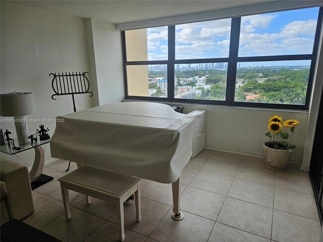 Building Photo - 2555 Collins Ave