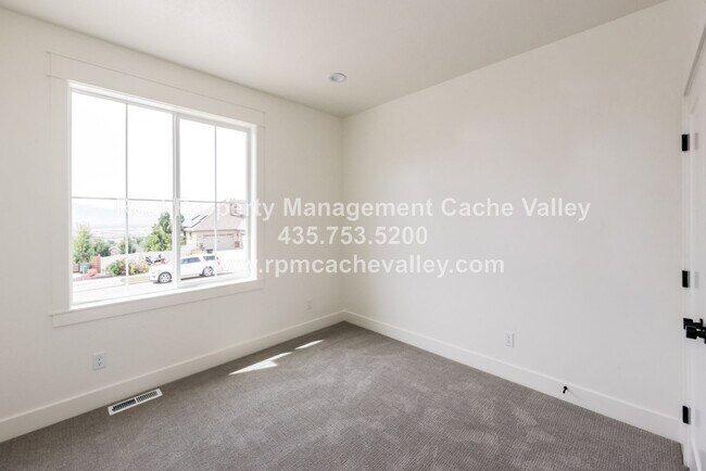Building Photo - Gorgeous 3 br 2 bath home in Hyde Park! Ha...