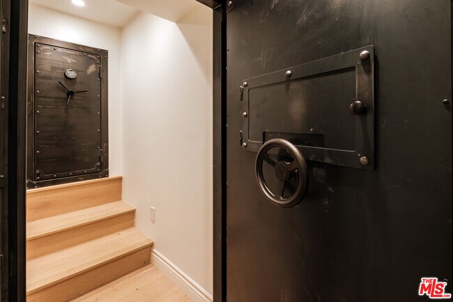 Building Photo - 18875 Pasadero Dr