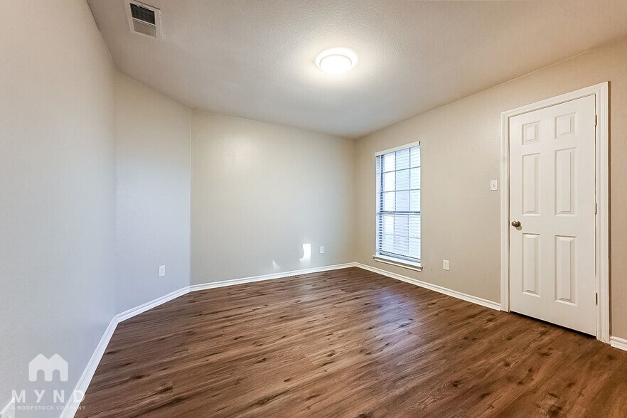Building Photo - 2526 Sunset Dr