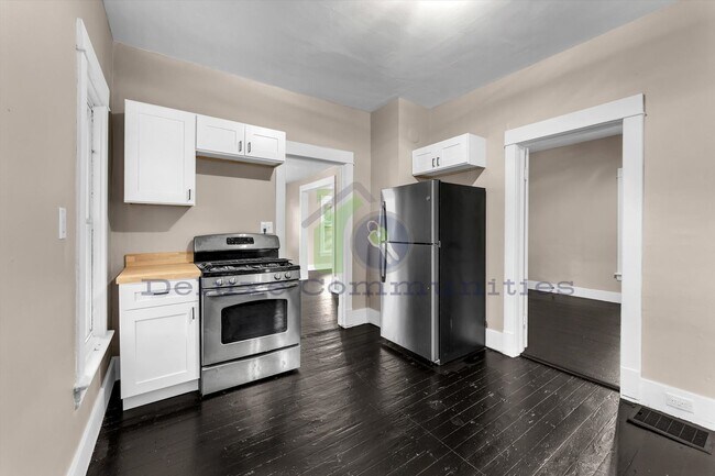 Building Photo - Remodeled 3BR + Flex Room | Steps from Leo...