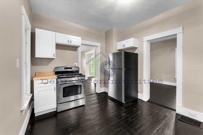 Building Photo - SHORT TERM LEASE!!! Beautiful Remodeled 3 Bedroom- West Side!