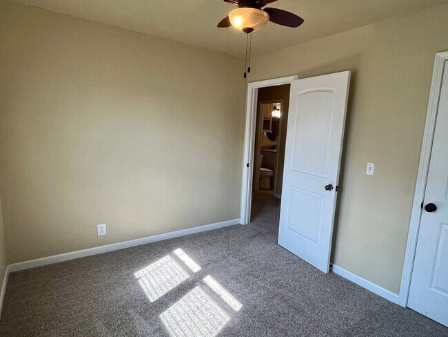 Building Photo - Super cute and updated 4 bed 2 bath home!!