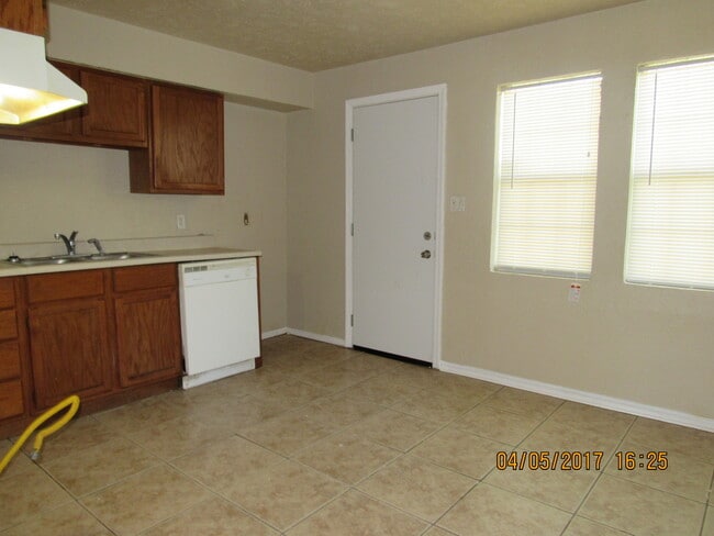 Building Photo - Pet Friendly :) SECTION 8 ACCEPTED!
