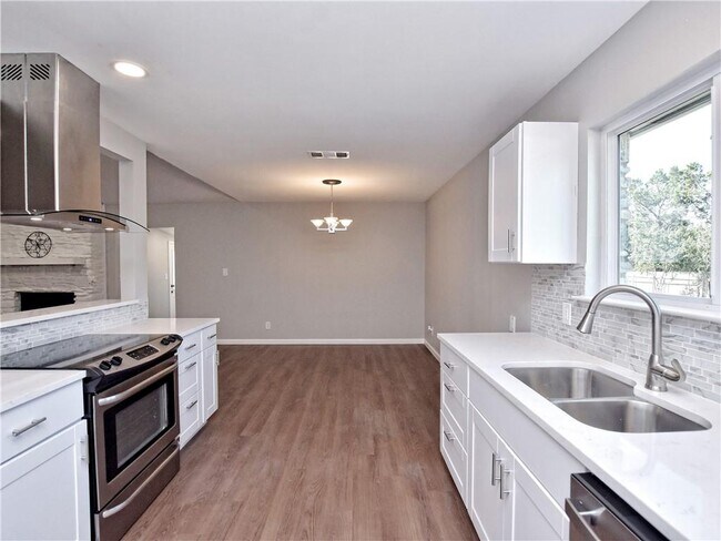 Building Photo - 5205 Thunderbird St