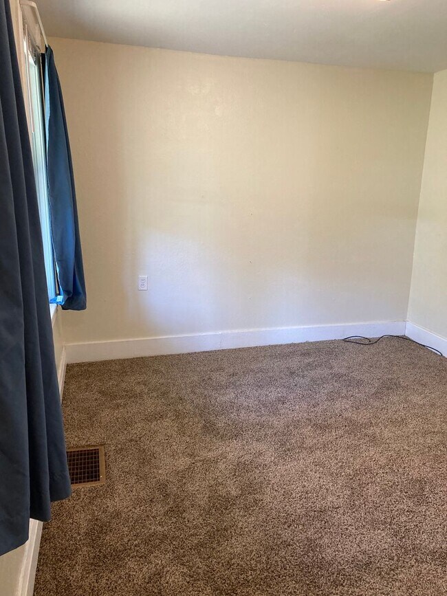 Building Photo - Three Bedroom Single-Family Home Close To ...