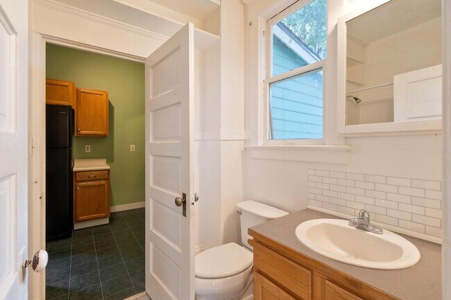 Building Photo - Spacious, light-filled 3-bdrm/2-bath vinta...