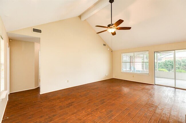Building Photo - 10506 Green Valley Ln