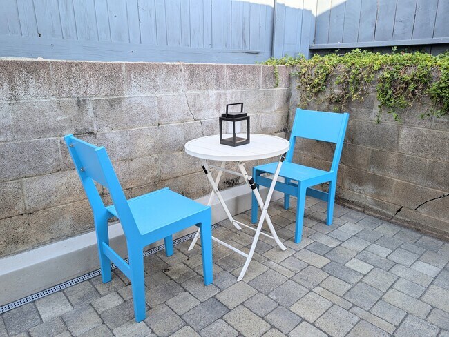 Small outdoor dining area - 1608 Castillo St