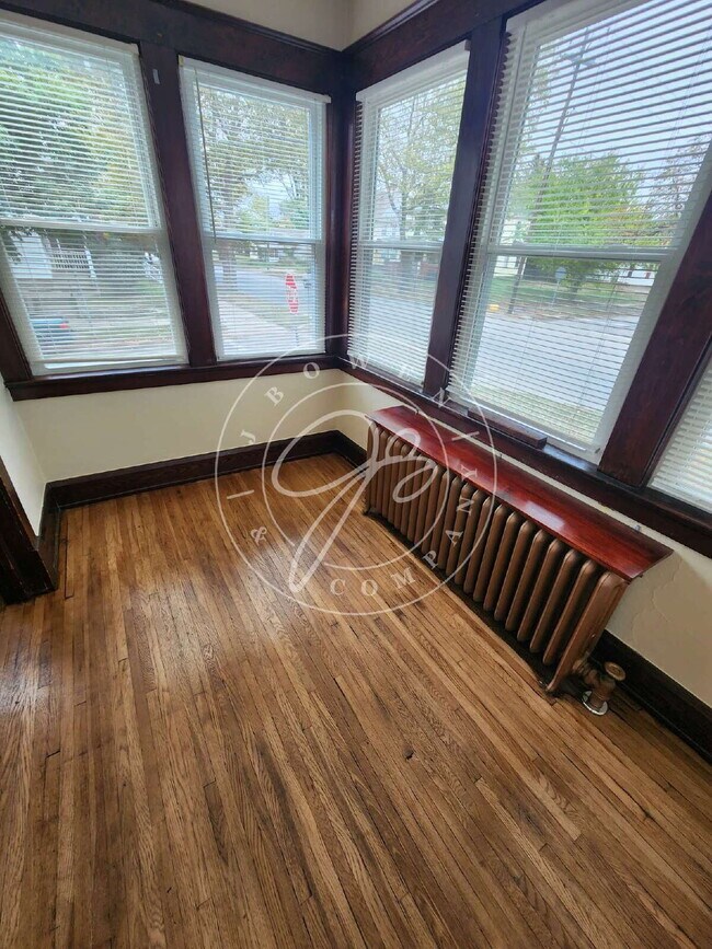 Building Photo - Cozy Studio in South Toledo-One fee includ...