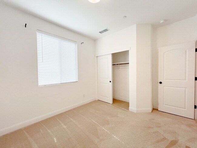 Building Photo - Spacious 4 Bd 3 Bath Home in Elk Grove