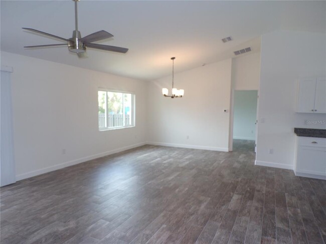 Building Photo - 2989 Pinetree St