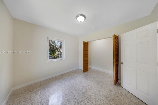 Building Photo - 1096 Raven Ave