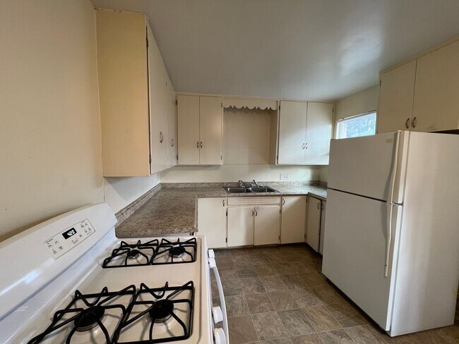 Building Photo - 2 Bedroom/ 1 Bathroom Upper Unit in Delmar...