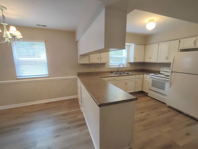Building Photo - Move-in ready Home located in the Walnut C...