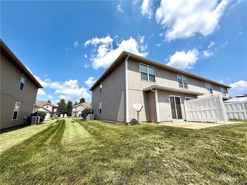 Building Photo - 816 SW Peach Tree Ln