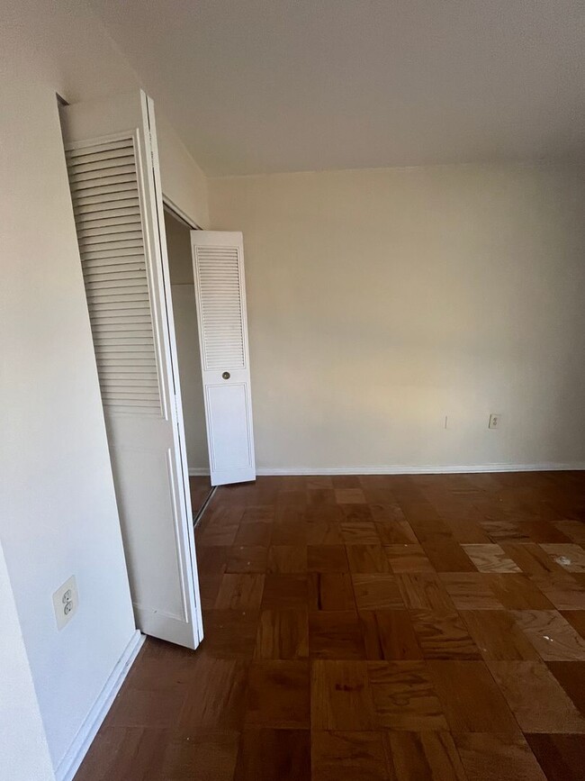 Building Photo - Charming 2 BR/1.5 BA Condo in Silver Spring!