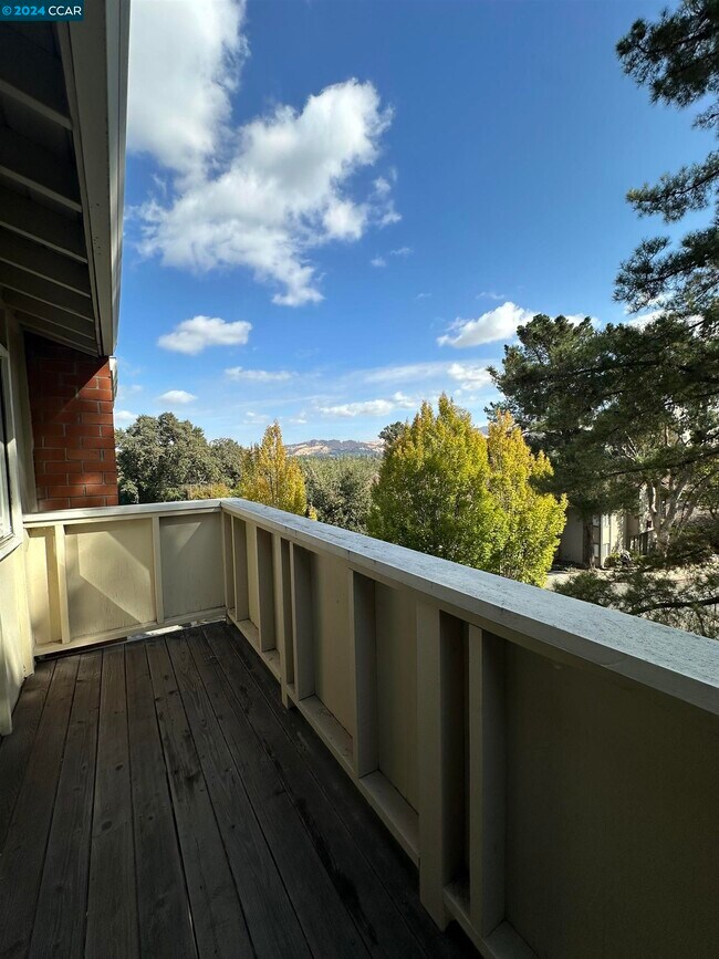 Building Photo - 1700 Siskiyou Dr