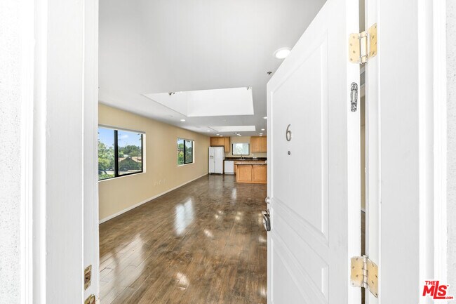 Building Photo - 6815 Baird Ave