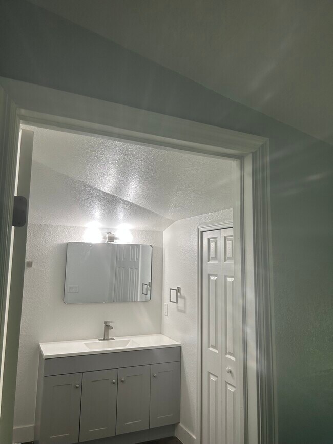 Building Photo - 413 E Kentucky Ave