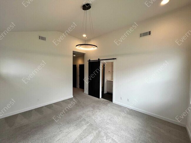 Building Photo - 4-Bedroom Home with Modern Comforts in a P...
