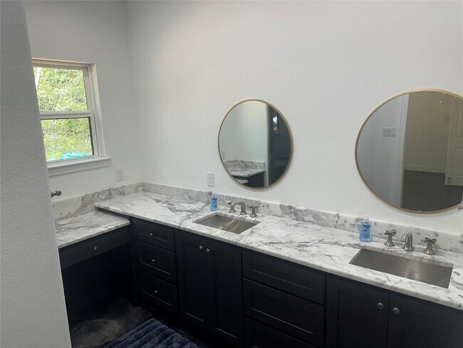 Building Photo - 354 Carriage Trail