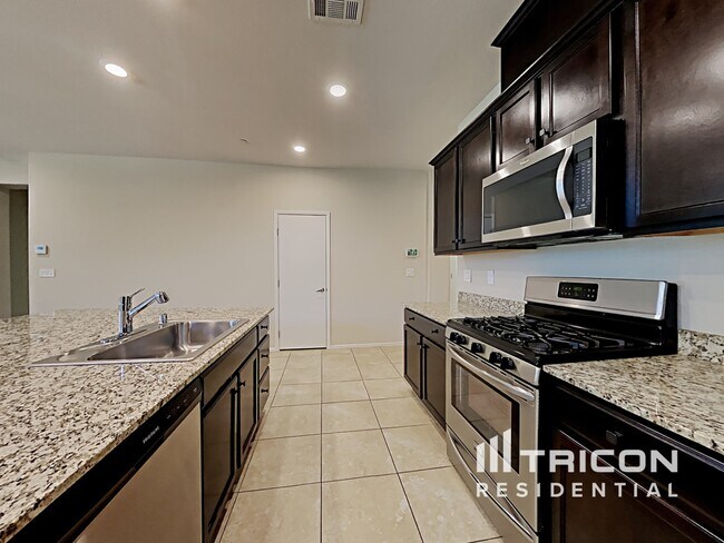 Building Photo - 2148 Del Aqua Ave