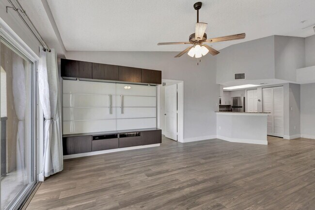 Building Photo - 600 Crestwood Ct N