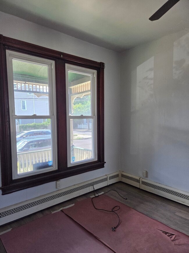 Sunny living room - 405 South St