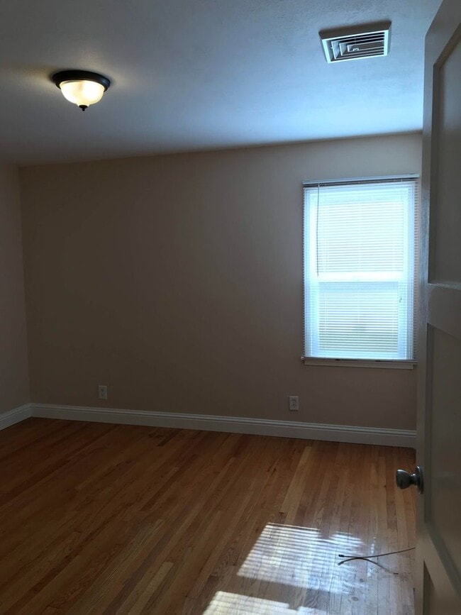 Building Photo - 3110 Oak St