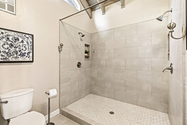 Building Photo - 2220 Boyer Dr