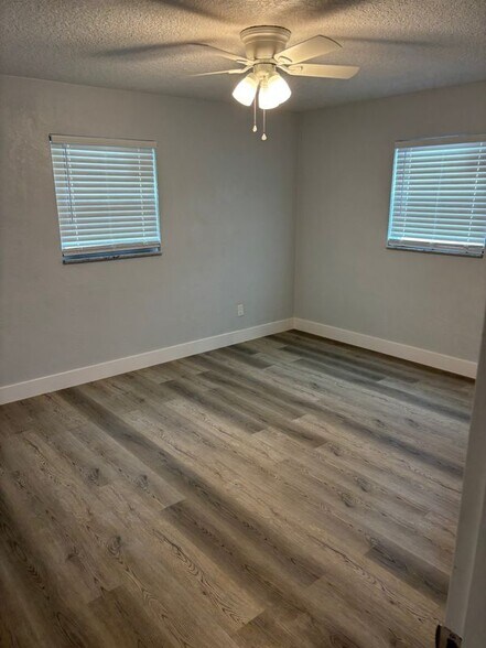 Building Photo - 977 E Normandy Blvd
