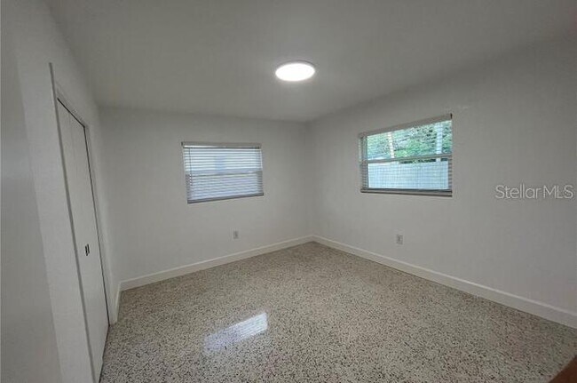 Building Photo - 305 N Hercules Ave