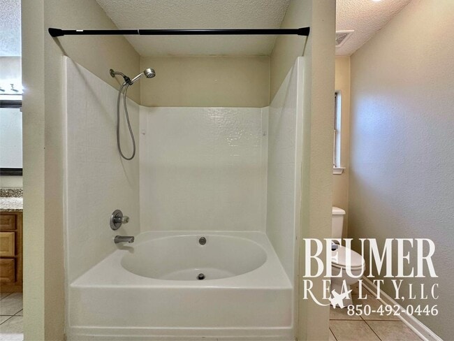 Building Photo - Charming Home with Spacious Backyard and M...