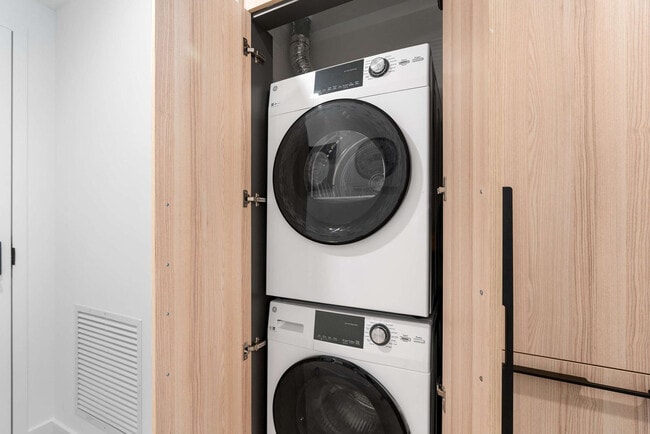 Building Photo - 225 N Miami Ave