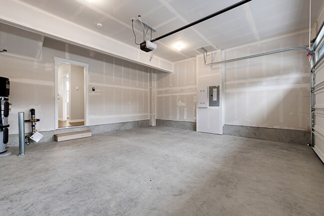 Building Photo - 4 Bedroom Kenmore Townhome with a Territorial View!