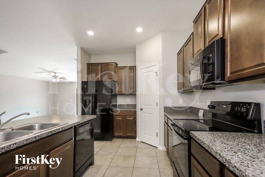 Building Photo - 9628 Sage Creek Dr