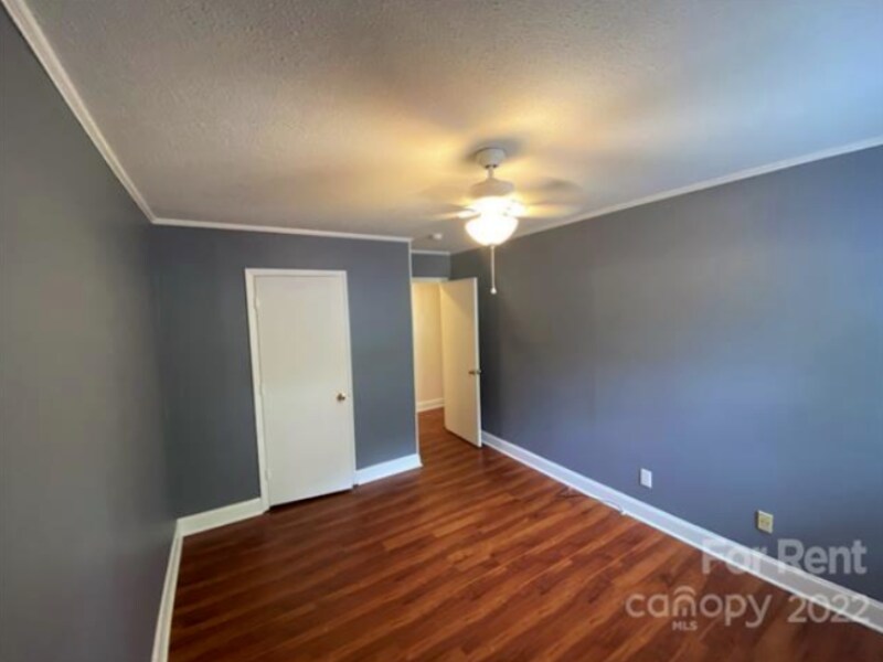 Building Photo - 718 E Maple Ave